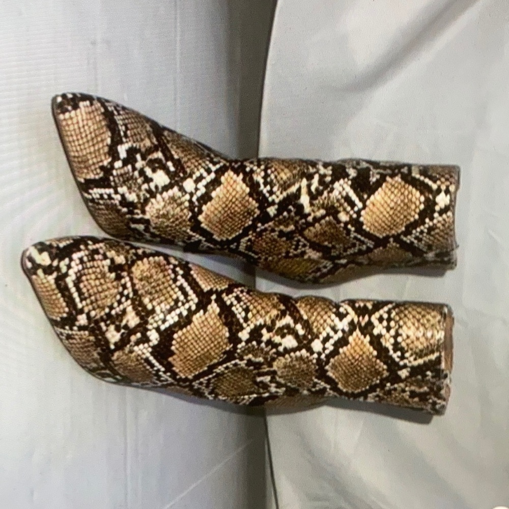 Fashion nova women’s snakeskin ankle bootie size 7